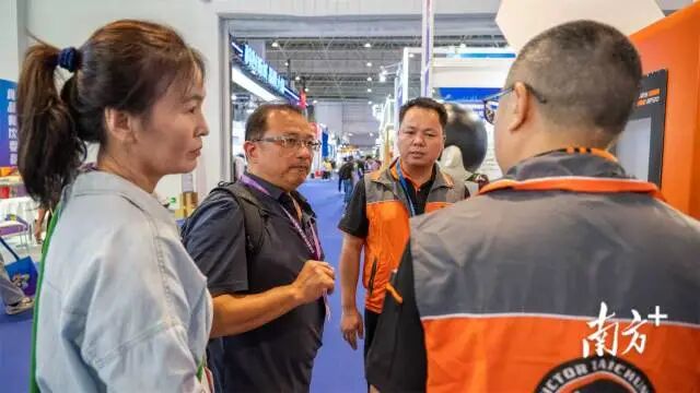 来自中国台湾地区的青年自媒体人走进东莞台博会探馆。刘冠希 摄