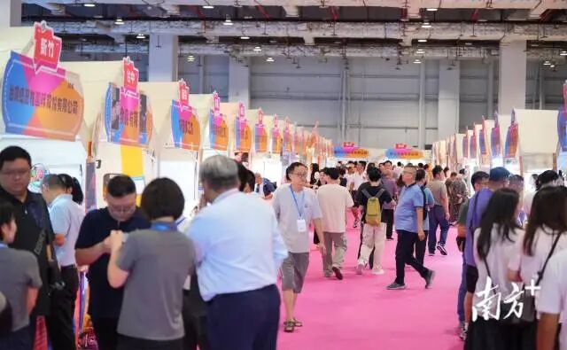 台湾伴手礼馆热闹非。受访者供图