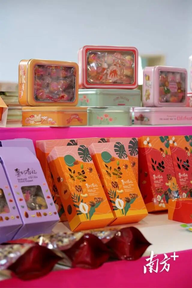 宏旺食品带来一口凤梨酥等伴手礼。刘冠希 摄