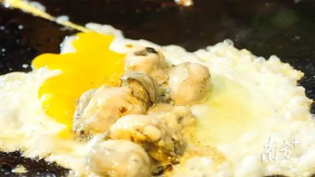 美食专区蚵仔煎。邓浩 摄