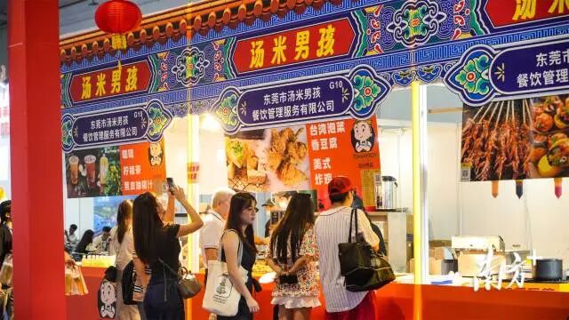 美食专区全新规划的布局与装饰让人眼前一亮。邓浩 摄