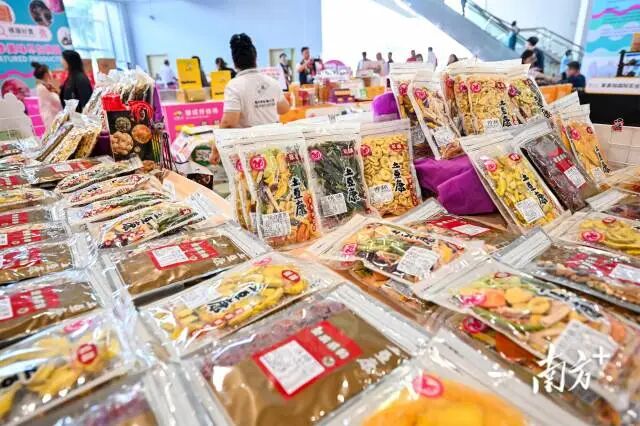 “土豆康”带来烘干蔬菜、水果等产品。龚名扬 摄