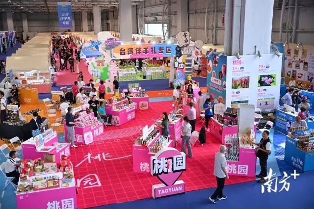 台湾伴手礼馆。龚名扬 摄