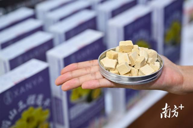 香缘集团生产的榴莲干。龚名扬 摄