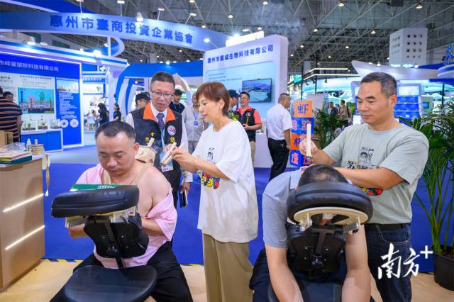 市民在黄冈馆体验艾灸。龚名扬 摄