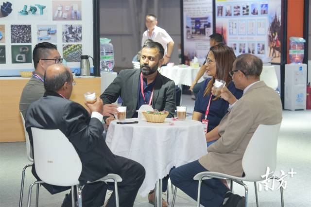 外国客商在台博会现场洽谈。受访单位供图